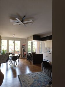 Soggiorno con cucina a vista di un appartamento a Parma prima dell'intervento di ristrutturazione e relooking.