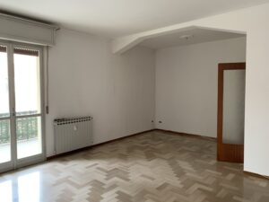 Il "prima" di una ristrutturazione a Parma: soggiorno di un appartamento datato, prima dell'intervento di CMG Crea Casa.