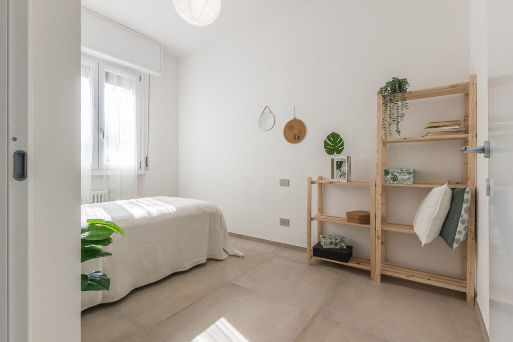 Camera da letto a Parma inondata di luce naturale, risultato di un progetto strategico per massimizzare la luminosità degli ambienti.
