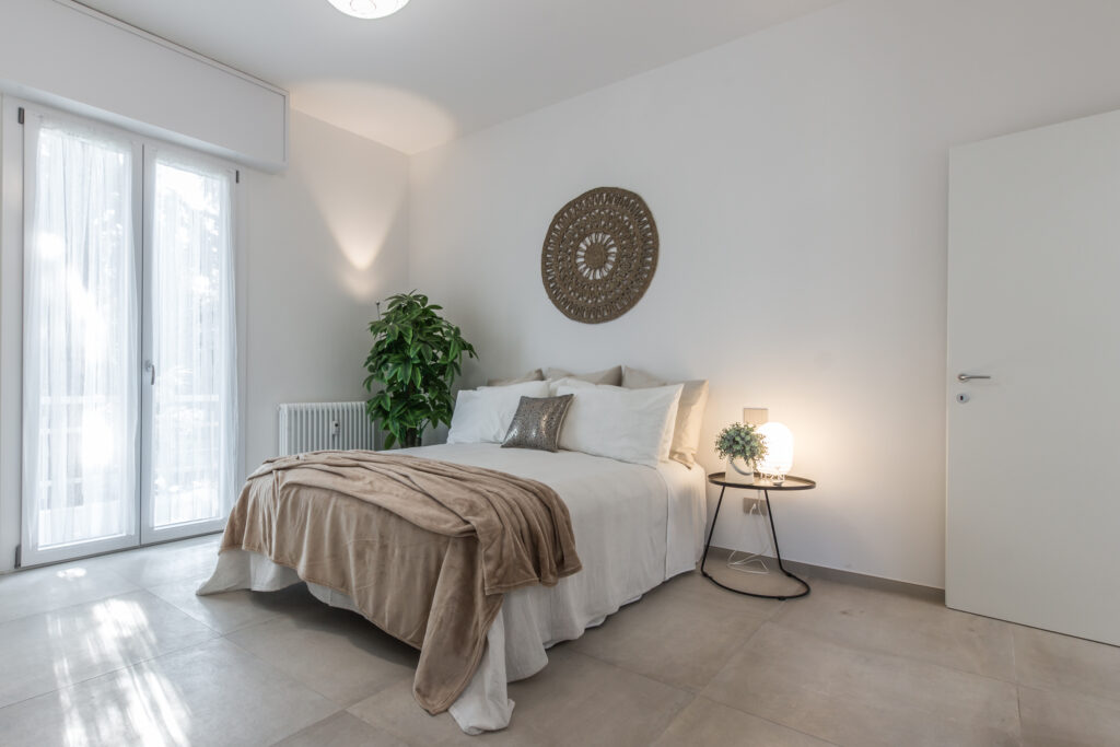 Camera da letto silenziosa e tranquilla a Parma, risultato di un progetto di insonorizzazione che garantisce il riposo.