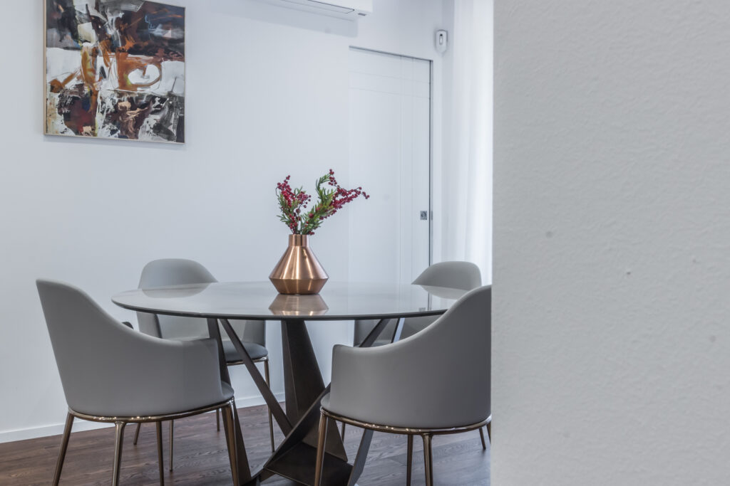 Dettaglio di un muro perfettamente rifinito in una sala da pranzo a Parma, risultato di un intervento di ristrutturazione che risolve alla radice il problema delle crepe.