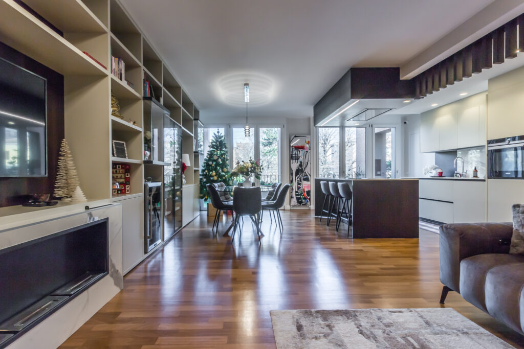 Pavimento in parquet in un open space a Parma, esempio di una scelta strategica che unisce calore, design e durabilità per uno stile di vita specifico.