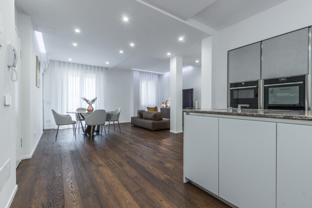 Open space con cucina e soggiorno integrati a Parma, esempio di progetto di ristrutturazione completo che evita l'effetto Arlecchino.