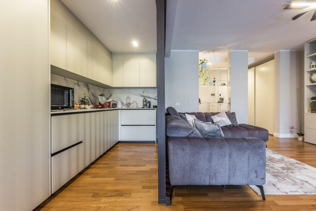Interno di un appartamento a Parma, esempio di un progetto integrato dove la visione dell'architetto e l'esecuzione dell'impresa lavorano in perfetta sinergia.